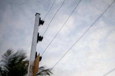 Mülkü hırsızlardan ve hırsızlardan korumak için elektrikli çit yerleştirildi.