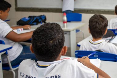 Sınıftaki öğrenciler yazıyor..