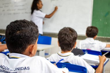 Öğrenciler ve öğretmenler sınıfta..