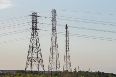 Yüksek gerilim enerji nakil hattı.