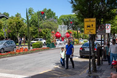 Gramado, Rio Grande do Sul, Brezilya - 12 Aralık 2024: Yoğun şehir, turistler ve Noel süslemeleri.