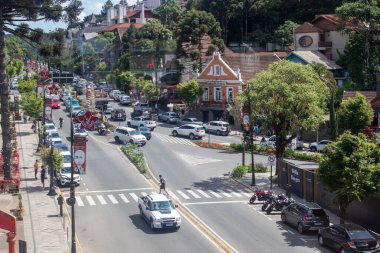 Gramado, Rio Grande do Sul, Brezilya - 12 Aralık 2024: Yoğun şehir, turistler ve Noel süslemeleri.