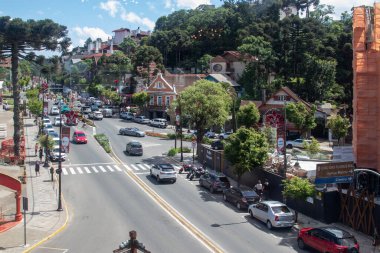 Gramado, Rio Grande do Sul, Brezilya - 12 Aralık 2024: Yoğun şehir, turistler ve Noel süslemeleri.