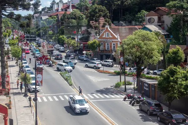 Gramado, Rio Grande do Sul, Brezilya - 12 Aralık 2024: Yoğun şehir, turistler ve Noel süslemeleri.