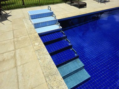 Özel ihtiyaçları olan insanlar için havuzdaki merdiven..