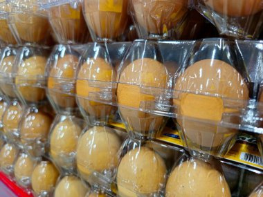 Süpermarkette plastik ambalajda depolanmış taze yumurtalar.. 