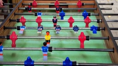 Bir Arkadaş Grubu Boş Zamanlarında Masa Futbolu Oynuyor