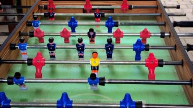 Arkadaşlar Masa Futbolu Oyunuyla Boş Zamanlarının Tadını Çıkarıyorlar.