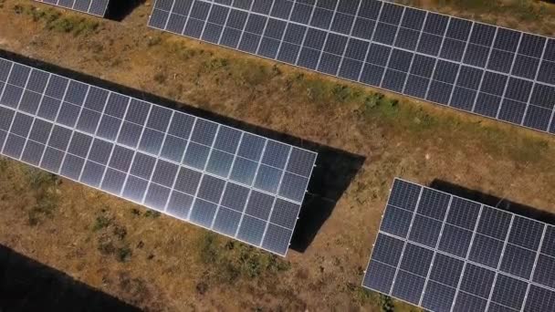 清洁能源胜利 鸟瞰村庄附近太阳能电池板 — 图库视频影像