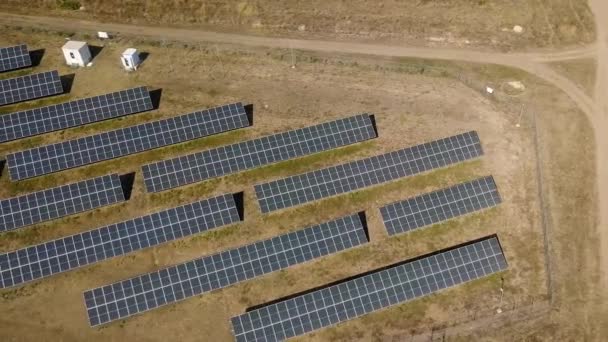 太陽光発電の成功 太陽光パネルのエコフレンドリーなプロジェクトのバードアイビュー — ストック動画