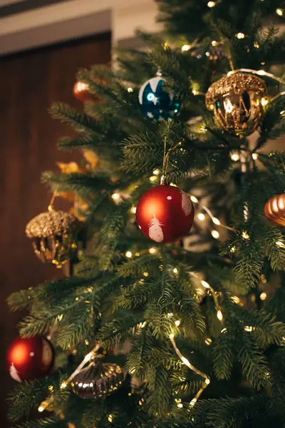 Çelenklerle süslenmiş bir Noel Ağacı ve Lezzetli Muzipler.