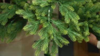 Yeşil Yapay Noel Ağacı Yapılandırılıyor.