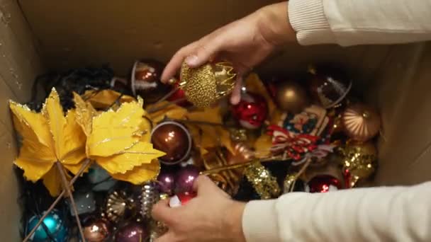 打开一盒五彩缤纷的圣诞树装饰装饰品 — 图库视频影像