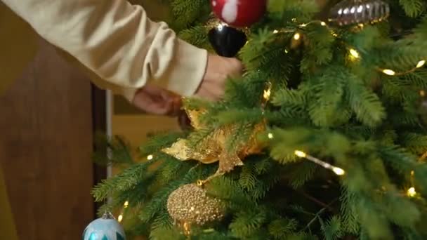 Оживить Рождественское Дерево Огнями Игрушечными Украшениями — стоковое видео