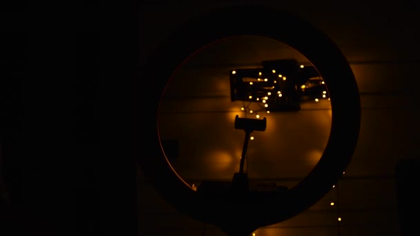 Ανάβοντας Led Ring Light Ένα Σκοτεινό Δωμάτιο — Αρχείο Βίντεο