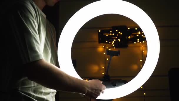 Bekapcsolni Led Gyűrűs Lámpát Felemelni — Stock videók