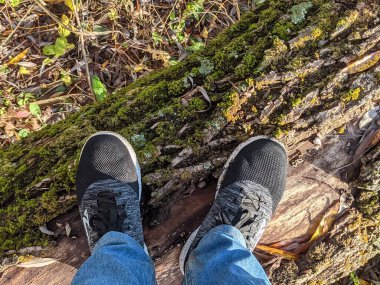 Adamın ayakları yere basıyor..