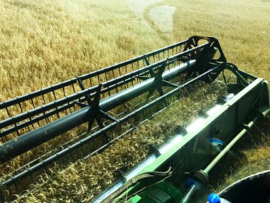 Hasat makinesini sahada birleştirin.