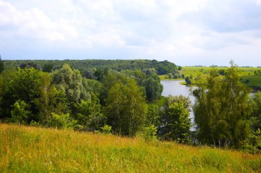 Manzaralar. Yaz mevsimi ilham verici. Manzara ufka açıldığı zaman. Yamaçlar, göller, bitki örtüsü, orman çiftlikleri, çayırlar - doğanın cazibesi.
