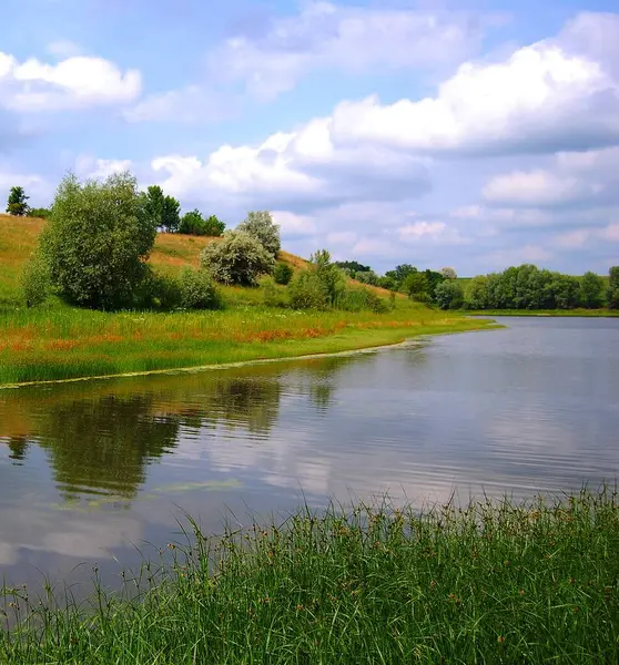 Vahşi doğanın manzaraları. Çayırların, tarlaların, suyun güzelliğinin unutulmaz yaz izlenimleri. Sudan gelen hafif bir serinlik. Gökyüzü boyunca ilginç, değişik şekilli bulutların yüzdüğü ufka bir bakış.