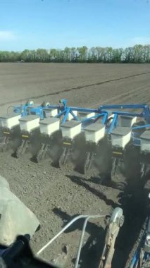 Güçlü bir mavi tohum matkabı uçsuz bucaksız tarlalarda çalışır ve gelecekteki hasat için temel oluşturur. Bu video bahar çalışması için önemli bir aşama gösteriyor.