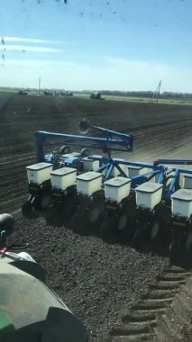 Güçlü bir mavi tohum matkabı uçsuz bucaksız tarlalarda çalışır ve gelecekteki hasat için temel oluşturur. Bu video bahar çalışması için önemli bir aşama gösteriyor.