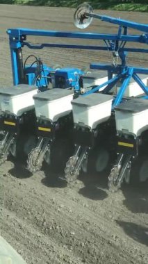 Güçlü bir mavi tohum matkabı uçsuz bucaksız tarlalarda çalışır ve gelecekteki hasat için temel oluşturur. Bu video bahar çalışması için önemli bir aşama gösteriyor.