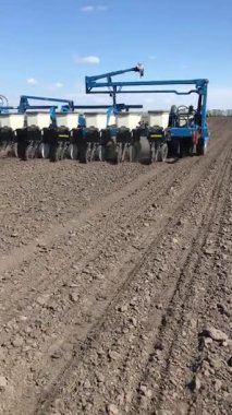 Güçlü bir mavi tohum matkabı uçsuz bucaksız tarlalarda çalışır ve gelecekteki hasat için temel oluşturur. Bu video bahar çalışması için önemli bir aşama gösteriyor.