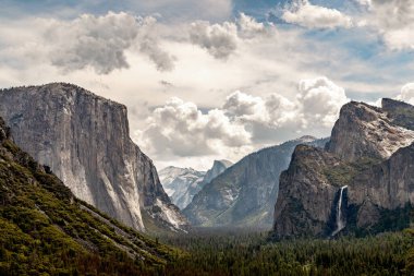 Yosemite Milli Parkı 'ndaki Tünel Manzarası' ndan vadi manzarası