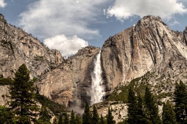 Yosemite Ulusal Parkı 'nda Yosemite' nin düşüşüne bakıyorum.