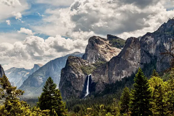 Yosemite Ulusal Parkı 'ndaki Tünel Manzarası' ndan Katedral Kayaları Manzarası