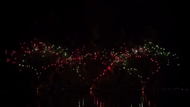 夜晚在河边燃放着美丽的烟火 — 图库视频影像