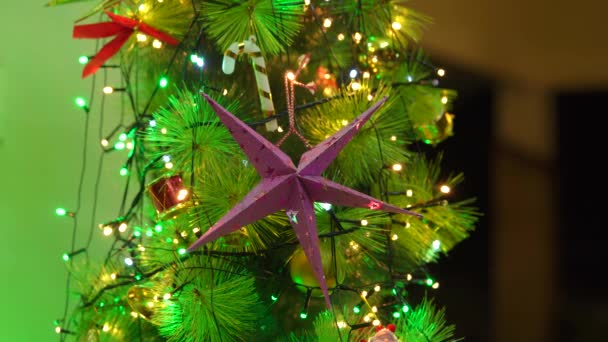 Wieczór Bożego Narodzenia Dekoracjami Choinkowymi Domu Błyszczącymi Światełkami Drzewie — Wideo stockowe