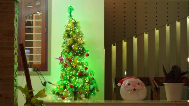 Julafton Med Julgransdekorationer Hemma Med Gnistrande Ljus Trädet — Stockvideo