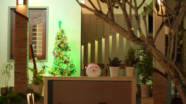 Noite Natal Com Decorações Árvore Xmas Casa Com Luzes Cintilantes — Vídeo de Stock