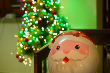 Noel tatili boyunca evde Noel ağacı süslemeleri