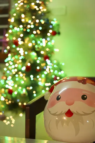 Noel tatili boyunca evde Noel ağacı süslemeleri