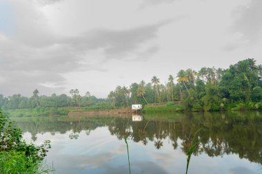 Nehirli güzel bir manzara, Kerala, Hindistan 'da bir köyde gökyüzü.