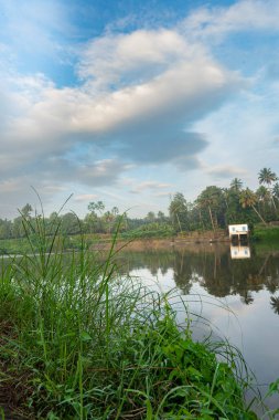 Nehirli güzel bir manzara, Kerala, Hindistan 'da bir köyde gökyüzü.