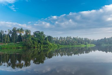 Nehirli güzel bir manzara, Kerala, Hindistan 'da bir köyde gökyüzü.