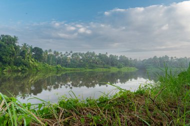 Nehirli güzel bir manzara, Kerala, Hindistan 'da bir köyde gökyüzü.
