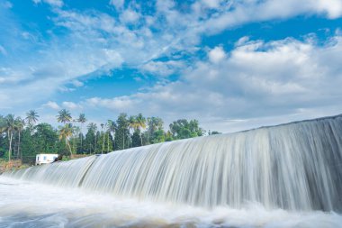 Kerala, Hindistan 'daki bir çek barajından güzel bir şelale manzarası. Nehirde akan bembeyaz bir su manzarası