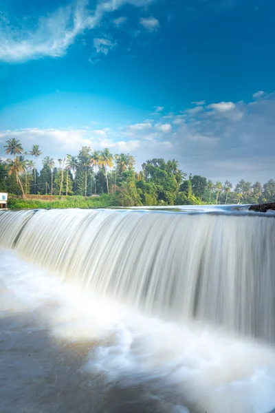 Kerala, Hindistan 'daki bir çek barajından güzel bir şelale manzarası. Nehirde akan bembeyaz bir su manzarası