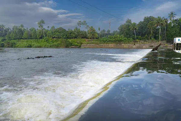 Kerala, Hindistan 'daki bir çek barajından güzel bir şelale manzarası. Nehirde akan bembeyaz bir su manzarası