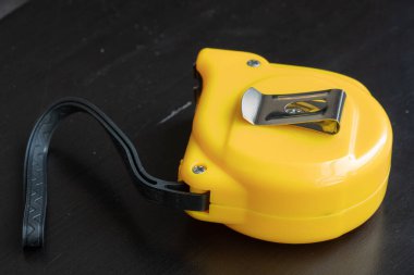 Çelik metal işlemeli bant sarı renkli makro masa.