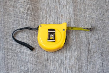 Çelik metal işlemeli bant sarı renkli makro masa.