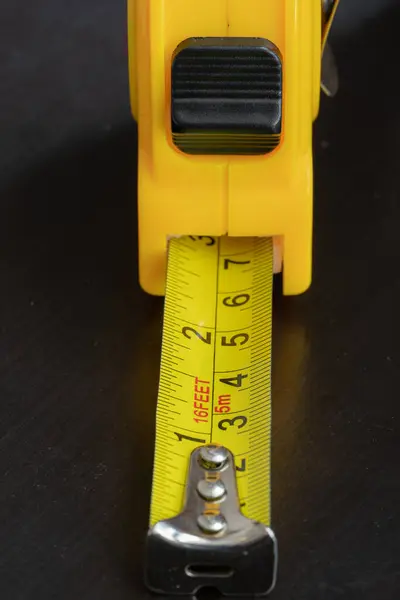 Çelik metal işlemeli bant sarı renkli makro masa.