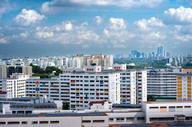 Parlak gökyüzü ve bulutlu Singapur HDB konutlarının manzarası