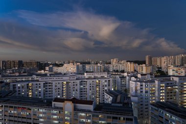 Singapur HDB 'nin akşam ve gece mavi gökyüzü manzarası