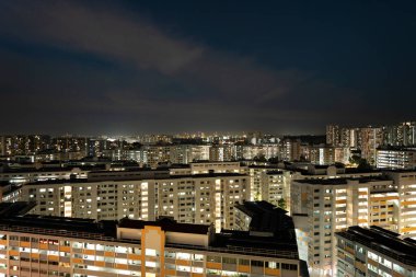 Singapur HDB 'nin akşam ve gece mavi gökyüzü manzarası